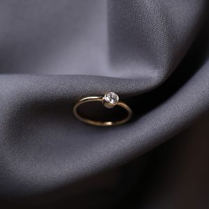 Anillo minimalista creativo de circón dorado de 4 mm