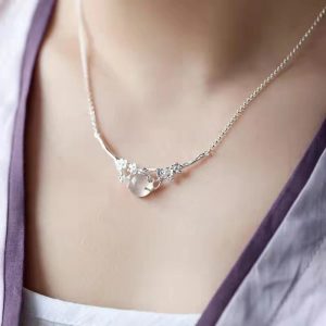 Collar de ciruela fría con incrustaciones de calcedonia blanca con incrustaciones de luna y sombra de luna chapado en plata 925